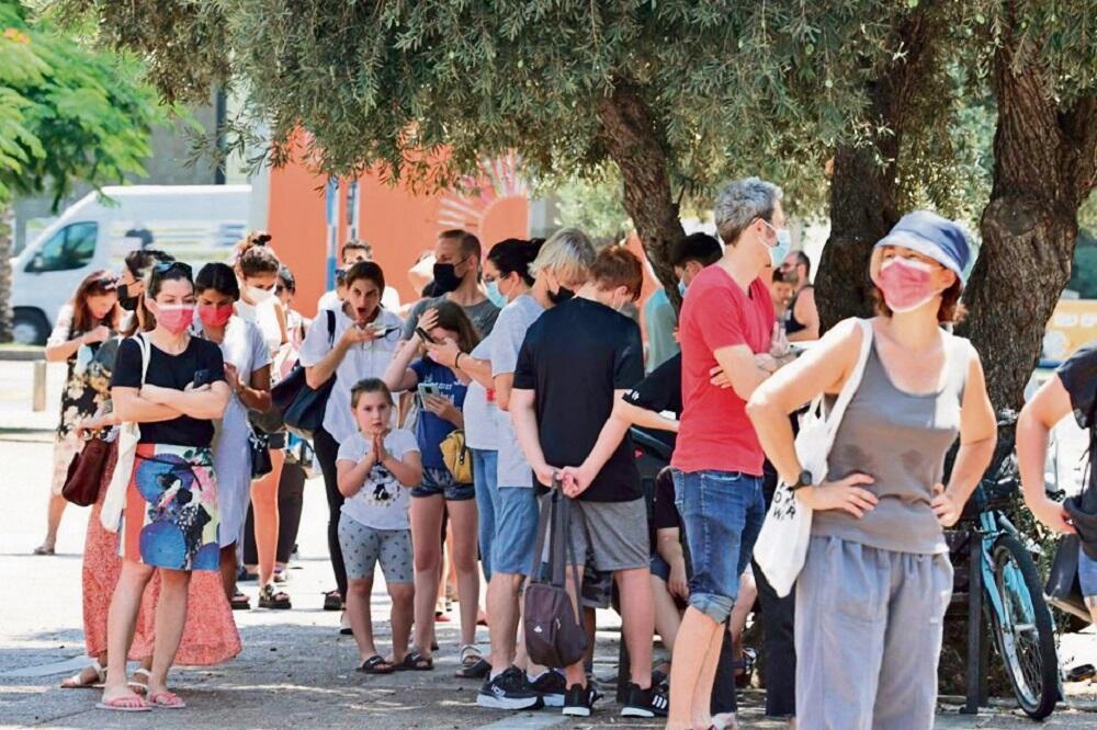 תורי הענק במתחמי בדיקות הקורונה (צילום: אביגיל עוזי) תורי הענק במתחמי בדיקות הקורונה