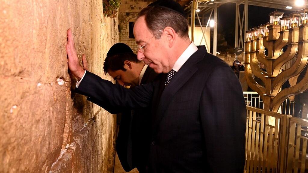 ''את הנר השמיני הדלקתי בכותל'' (צילום: Matty Stern, U.S Embassy Jerusalem) תומס ריצ'רד ניידס בכותל המערבי