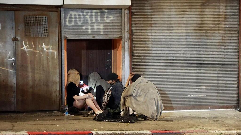 מתעלמים מהם - גם אם הם זועקים לעזרה. דרי רחוב באזור התחנה המרכזית הישנה בתל אביב (צילום: דנה קופל) דרי רחוב מתגודדים במחסה באזור התחנה המרכזית הישנה