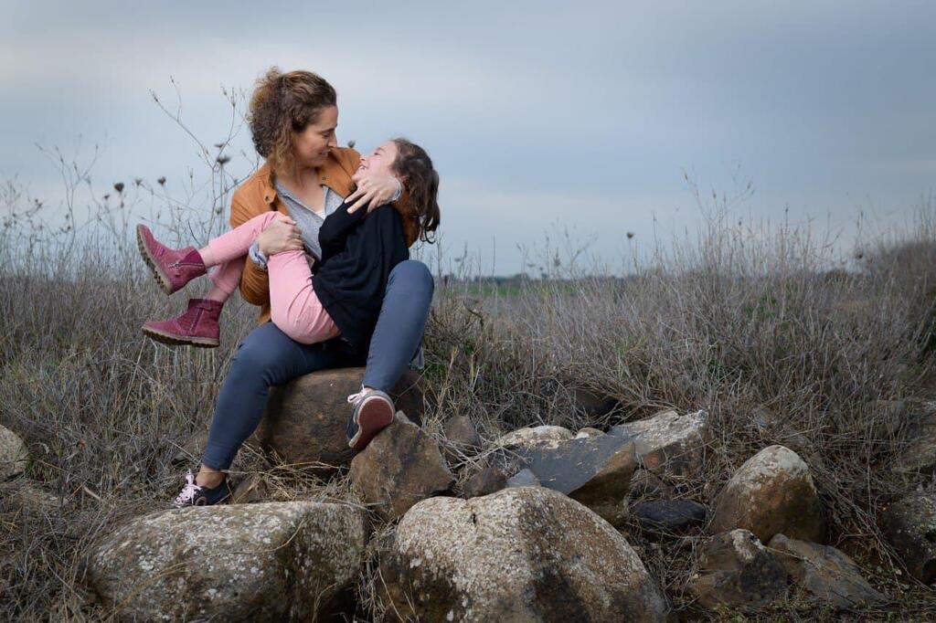 אליה ואמה (צילום: יונתן בלום) אליה ובני משפחתה