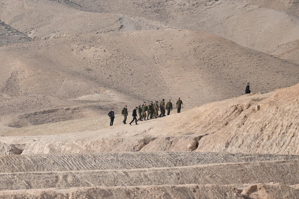הרמטכ"ל ובכירי הצבא בשטח שבו אירעה הטרגדיה (צילום: יואב דודקביץ') בסיס נבי מוסא