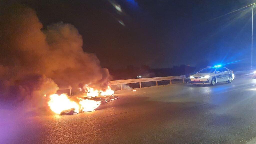 הרכב שהוצת בתל שבע תיעוד מהצתת רכבים והפרות סדר בכביש 60 ליד אום בטין