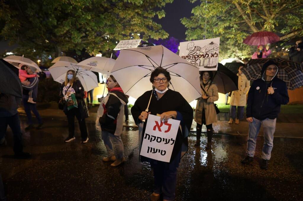 הפגנה נגד עסקת טיעון לנתניהו ליד ביתו של היועמ"ש מנדלבליט