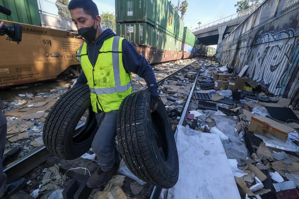 לואיס רוסאס. "הם אפילו לא בורחים כבר, הם עושים את זה מול העיניים שלנו" (צילום: AP) שוד רכבות אמזון לוס אנג'לס