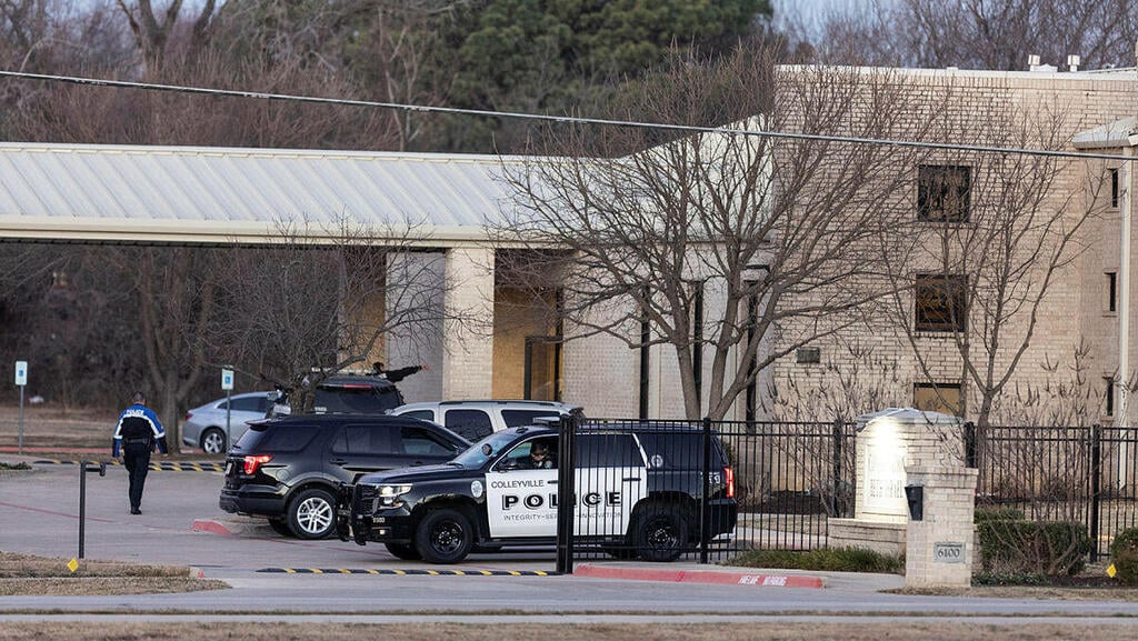 Police outside Congregation Beth Israel synagogue during Saturday's armed standoff, January 15, 2022 (Photo: AP) ית כנסת קוליוויל טקסס יום אחרי משבר בני הערובה