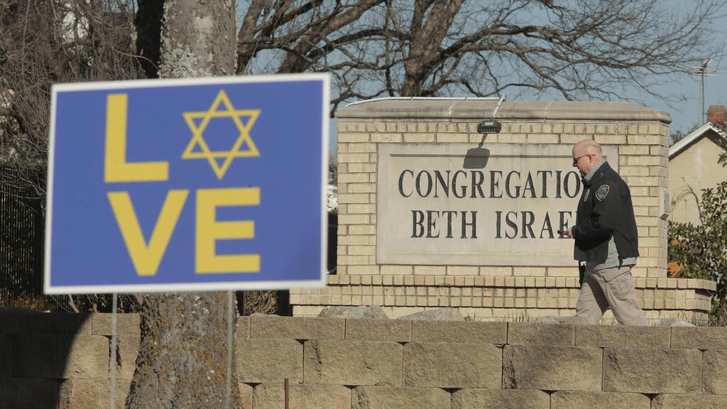 Congregation Beth Israel synagogue (Photo: EPA) Sign near Beth Israel synagogue after hostage taking on Saturday