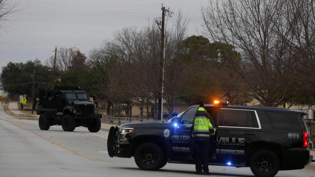 כוחות הביטחון מחוץ לבית הכנסת בטקסס