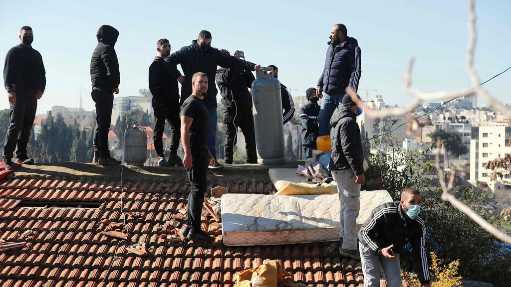 צילום: AFP פלסטינים מתבצרים על גג בשייח ג'ראח