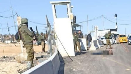 המחבל שרוע על הכביש לאחר הירי זירת האירוע בגוש עציון