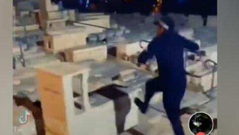 סרטון מתוך טיקטוק - נסים עוויסאת קופץ על מצבות בבית קברות יהודי בזמן מבצע ''שומר החומות''