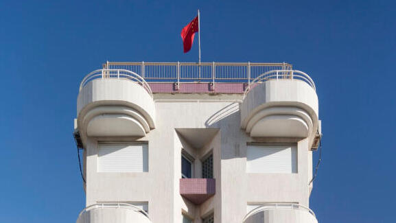 מימין: מבנה שגרירות סין בתל אביב בתכנונם של אדריכלים גדעון בר-און וארנון שרגא, משמאל בניין מגורים בתכנונם של אדריכלים אורי בלומנטל ודן פיקר 