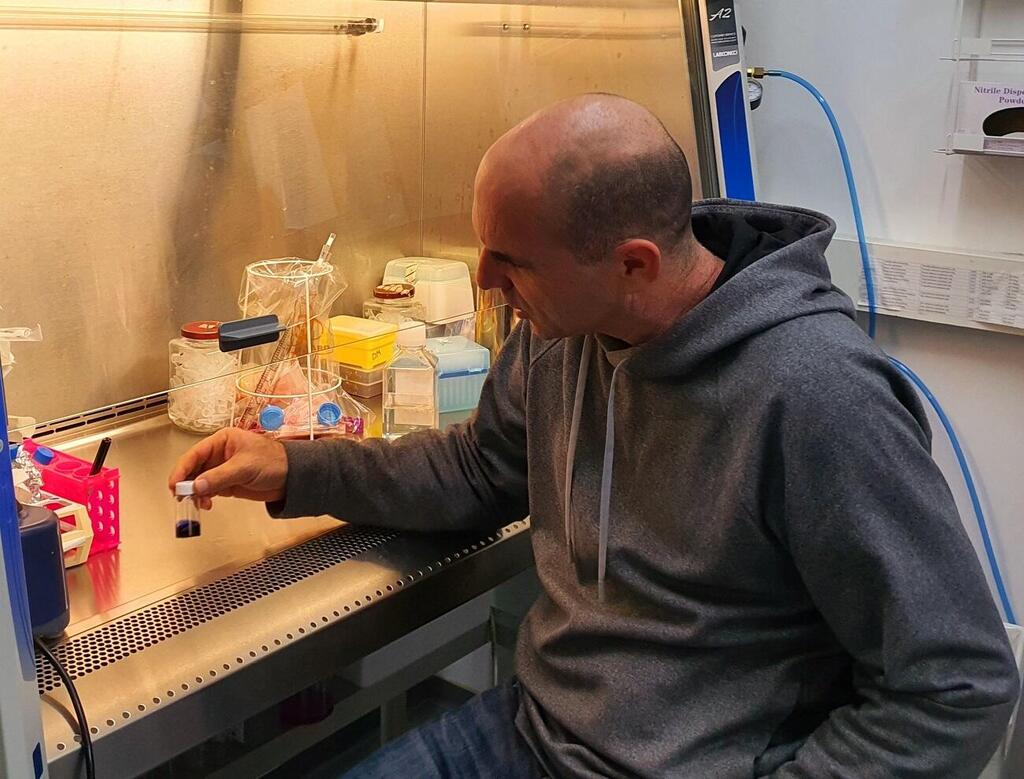 ''אם אנחנו יודעים להסתכל על אלפי מולקולות של בדיקת דם - אז למה לא של קנביס?'' (צילום: עידו א. זן) פרופסור דדי מאירי