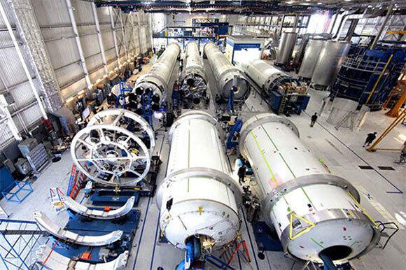 רצפת הייצור של SpaceX: מגלילי מתכת פשוטים בצד ימין-למעלה, דרך הרכבת הכיפות של מכלי הדלק/חמצן של השלב הראשון, הרכבת המנועים (במרכז ומשמאל), והרכבת השלב השני למטה