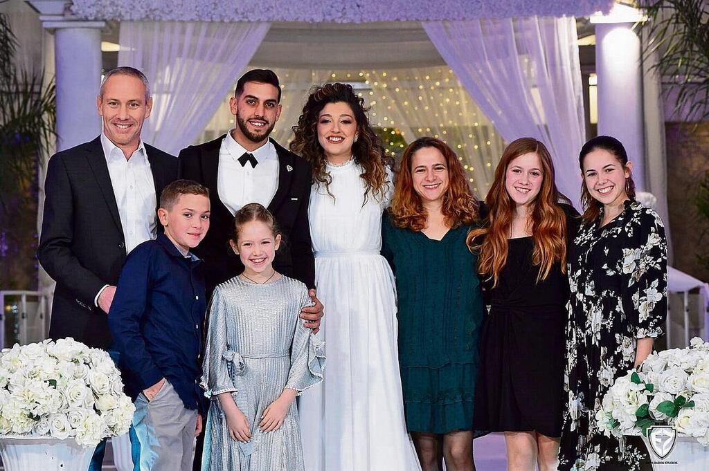 טרופר עם בתו המאומצת אורטל מועלם, ביום חתונתה (צילום: באדיבות המשפחה) חילי טרופר (משמאל) ובתו המאומצת אורטל מועלם, ביום חתונתה