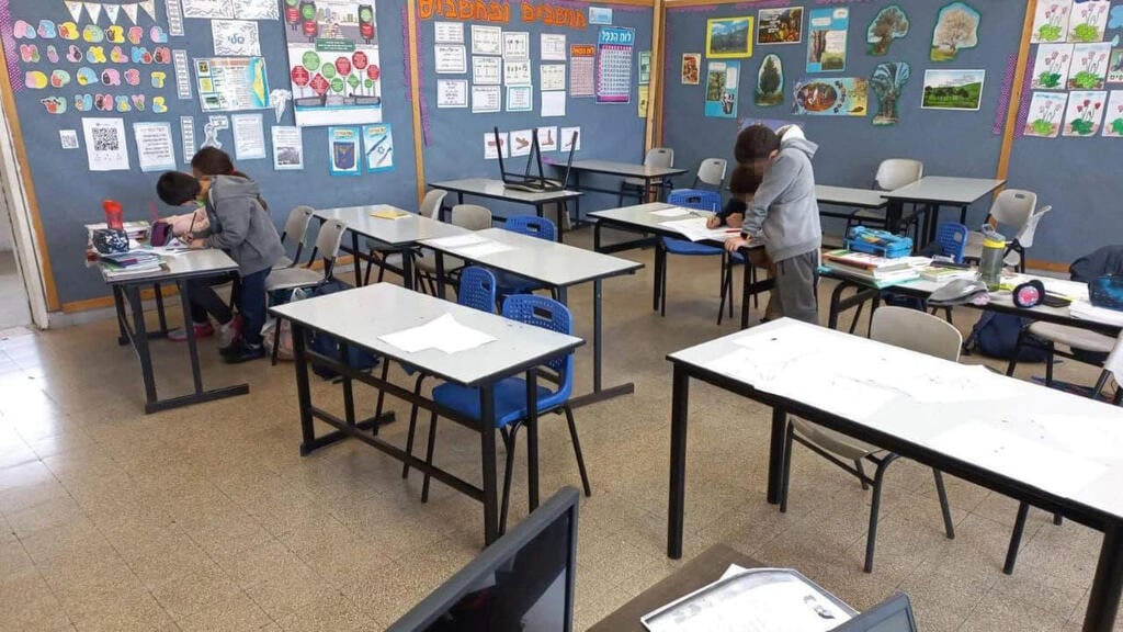 בין השלכות תקופת הקורונה - הימנעות תלמידים מהגעה ללימודים. ארכיון כיתה ריקה בבית ספר ברחבי הארץ