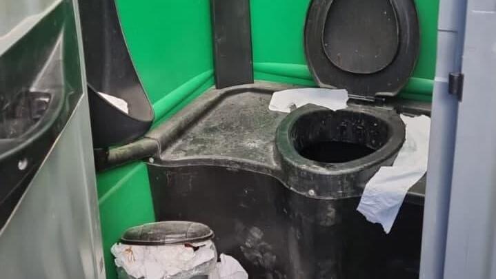 תא שירותים נייד ומלוכלך (צילום: כוח לעובדים) תא שירותים