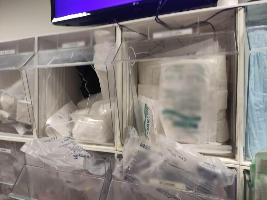 ארונות הציוד הרפואי שניזוקו מהתקיפה (צילום: דוברות המשטרה) ארונות הציוד הרפואי שניזוקו מהתקיפה