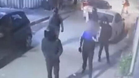 רעולי פנים מסתובבים ביישוב. מתוך התיעוד רעולי פנים חמושים מסתובבים בכפר ברא