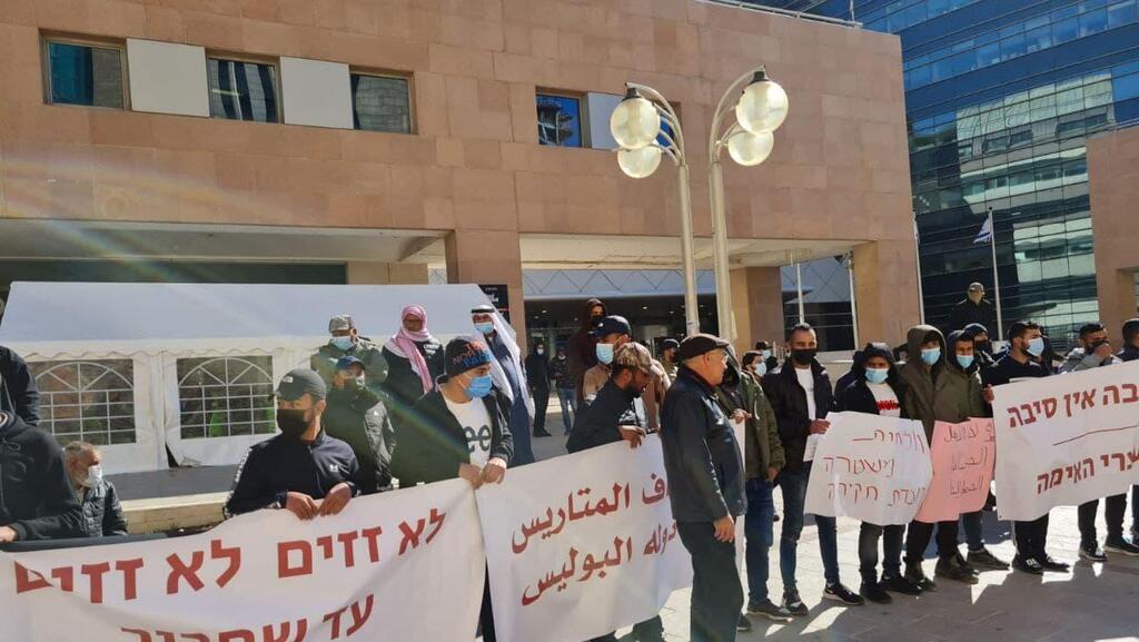 הפגנת הבדואים מול בית המשפט בבאר שבע (צילום: ראאד אבואלקיעאן) הפגנות הבדואים לשחרור העצורים מהפרות הסדר בנטיעות קק''ל
