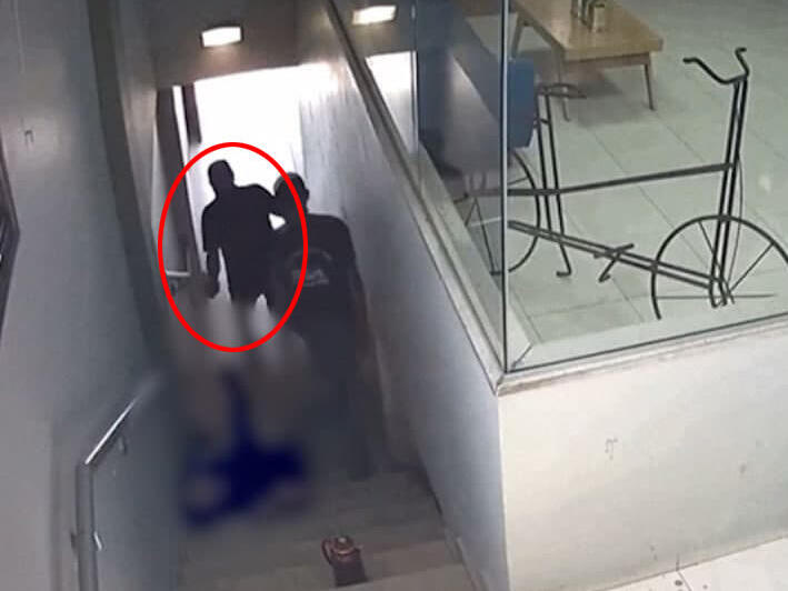 חכרוש מדלג מעל הפצוע. מתוך התיעוד ניצב ג'מאל חכרוש מדלג מעל פצוע בקטטה ויוצא מזירת רצח בבית עסק בכפר כנא