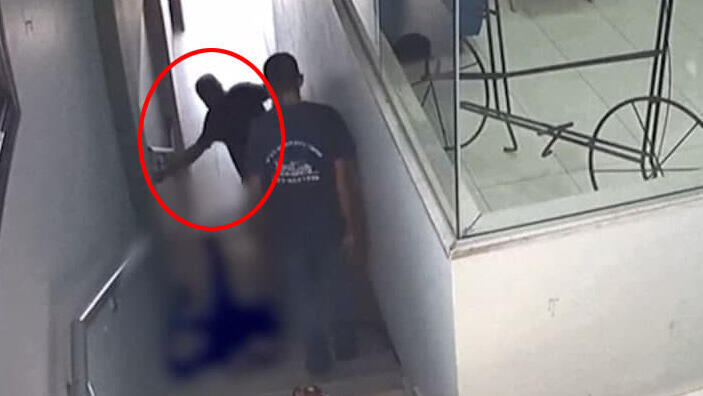 Maj. Gen. Jamal Hakroosh stepping over the body ניצב ג'מאל חכרוש מדלג מעל פצוע בקטטה ויוצא מזירת רצח בבית עסק בכפר כנא