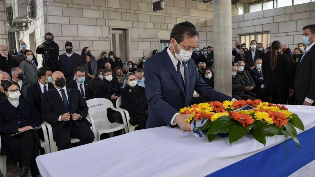 "האם האוהבת, מלכת הצדק". הרצוג בהלווייתה של נאור (צילום: קובי גדעון, לע"מ) יצחק הרצוג ואריה נאור
