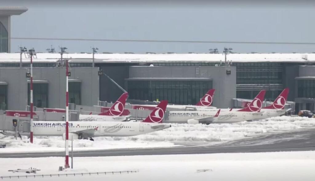 В стамбуле отменили. Аэропорт Стамбула самолеты. Аэропорт в снегу. Новый аэропорт Стамбула. Аэропорт Стамбул полоса.