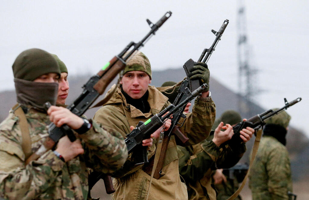 לוחמים בכוחות ה בדלנים הפרו רוסים ב דונייצק אוקראינה