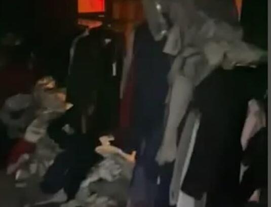 הנזק שנגרם למקום כמה שעות לאחר פתיחת חנות הבגדים החדשה - היא הוצתה