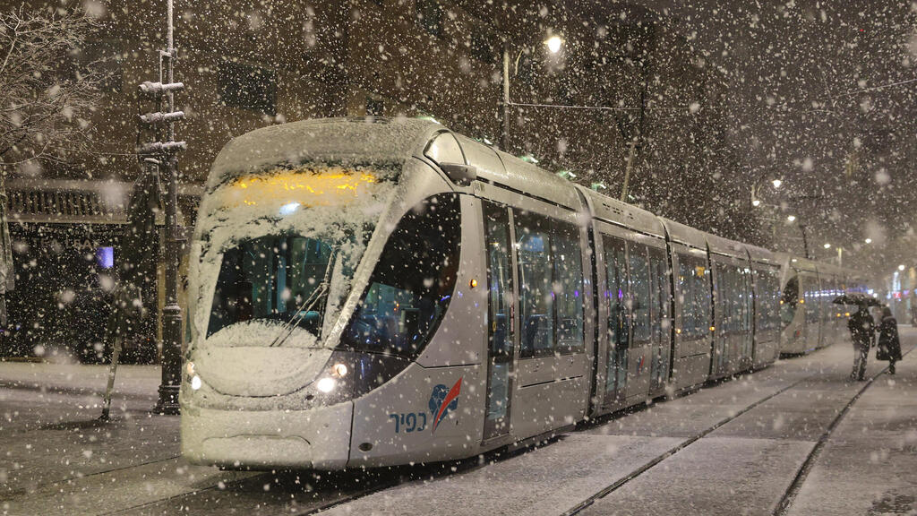 הרכבת הקלה בירושלים (צילום: אלכס קולומויסקי) שלג בירושלים