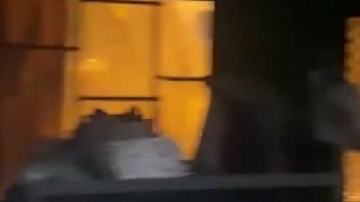 המקום עולה בלהבות כמה שעות לאחר פתיחת חנות הבגדים החדשה - היא הוצתה