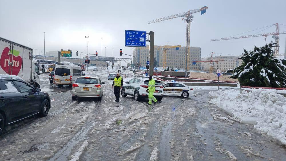שוטרים בירושלים מכווינים את התנועה (צילום: דוברות המשטרה) שלג בירושלים