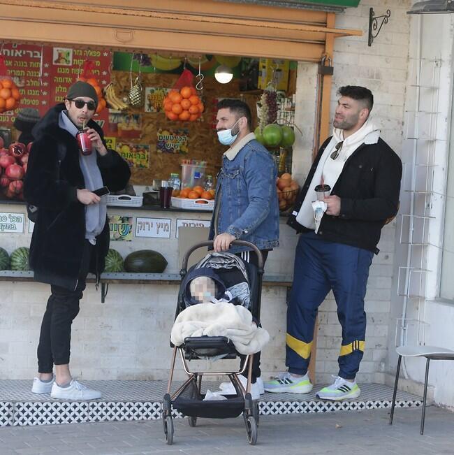 שלושה גברים ותינוק. אורי ששון עם אחיו אלון הבייבי וחבר ממש מופתע