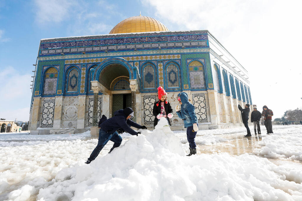 גם בהר הבית שיחקו בשלג (צילום: רויטרס) שלג בירושלים