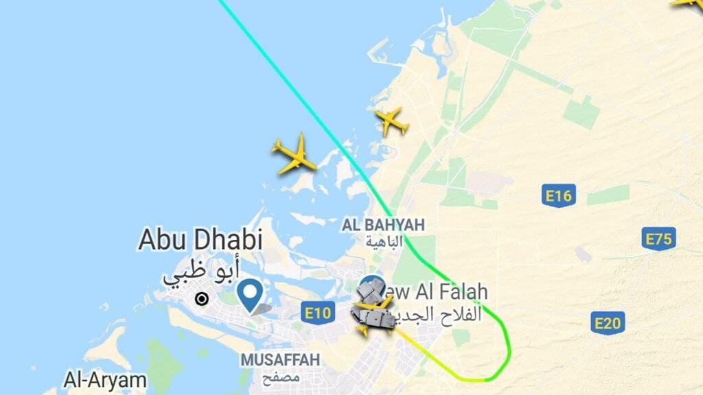 Air traffic route over UAE shows disruption following missile launch (Photo: FlightsRadar24) שיבושים בתנועה האווירית בשדה התעופה המרכזי של אבו דאבי