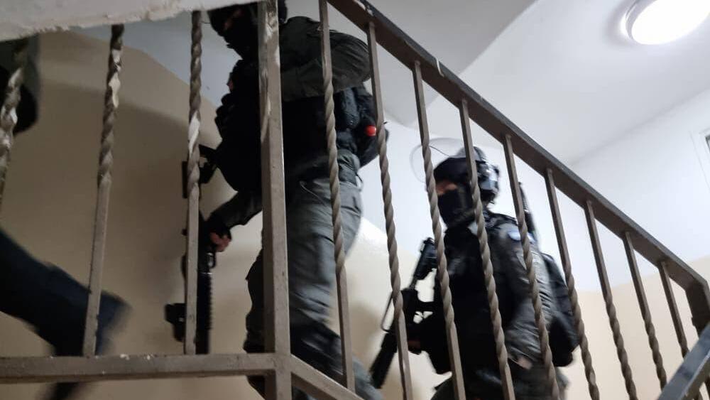 שוטרים שהשתתפו במעצרים (צילום: דוברות המשטרה) משטרת ישראל עצרה 12 חשודים בהפרות סדר אלימות שהתרחשו במזרח ירושלים
