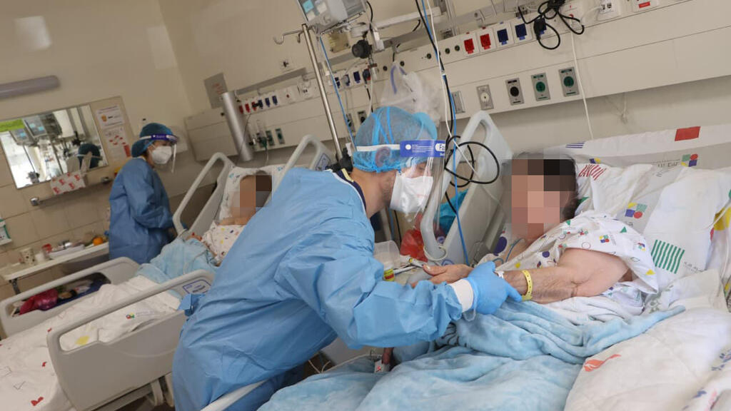 האח בוריס לוינסקי במחלקת הקורונה בבית החולים וולפסון