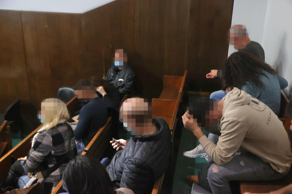 בני המשפחה בבית המשפט, היום (צילום: מוטי קמחי) משפחות החשוד ברצח והנרצחת בבית המשפט השלום תל אביב