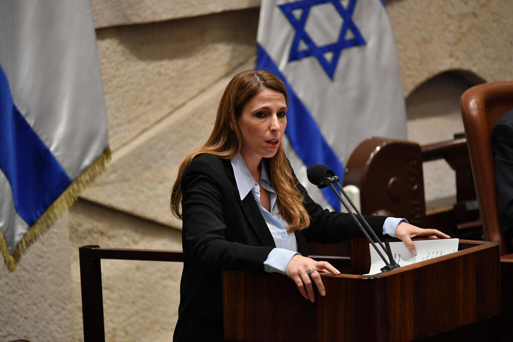 חברת הכנסת מיכל שיר במליאה. חוברת ללפיד (צילום: יואב דודקביץ' ) מיכל שיר במליאת הכנסת