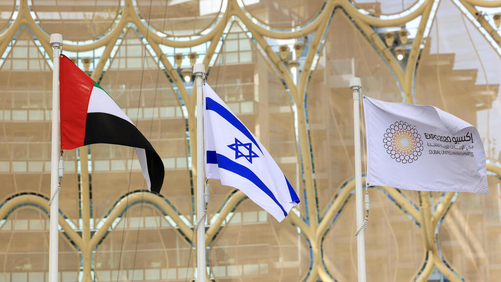 דגל ישראל בדובאי (צילום: רויטרס) דגלי ישראל ו איחוד האמירויות בדובאי