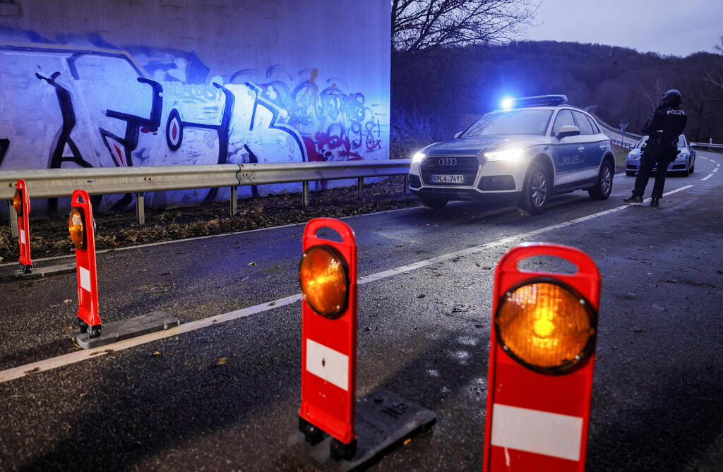 במהלך המצוד אחרי שני החשודים (צילום:EPA) גרמניה מצוד אחרי רוצחים של שני שוטרים ליד העיירה קוזל