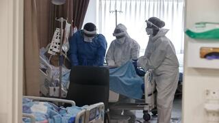 צוותי רפואה במחלקת קורונה בברזילי