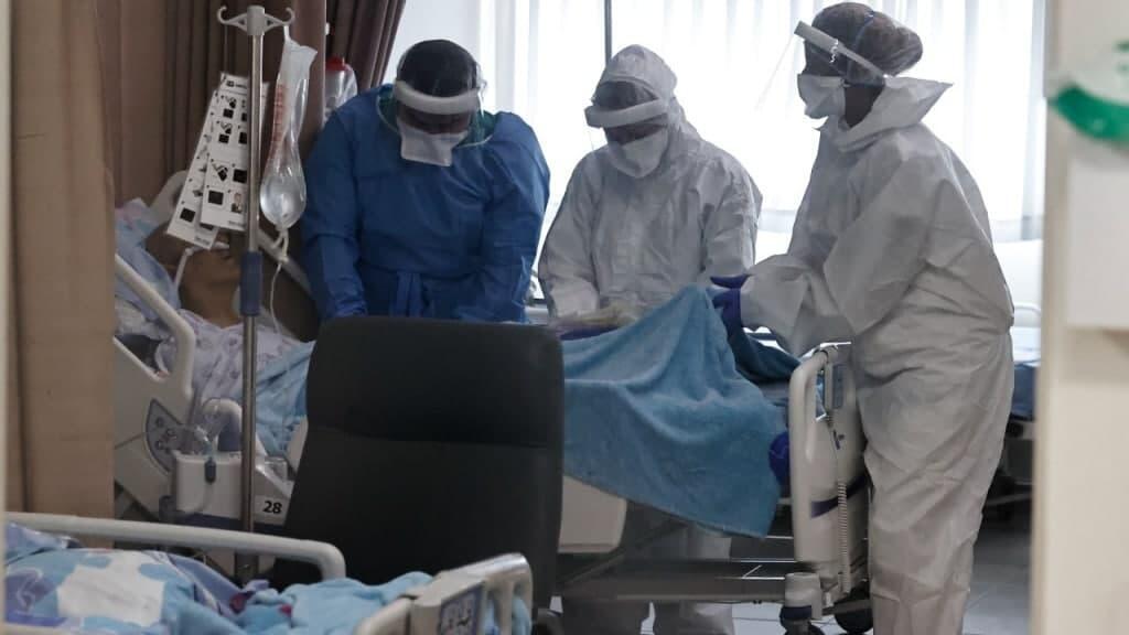צוותי רפואה במחלקת קורונה בברזילי