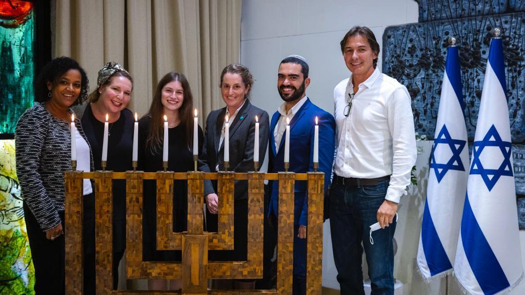 אנשי פרויקט שותפות ביחד של הסוכנוות היהודית באירוע חנוכה עם זואי גליקמן. 