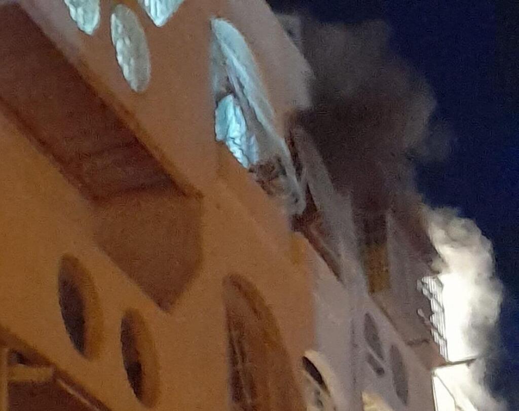  עשן עולה מחלון הדירה