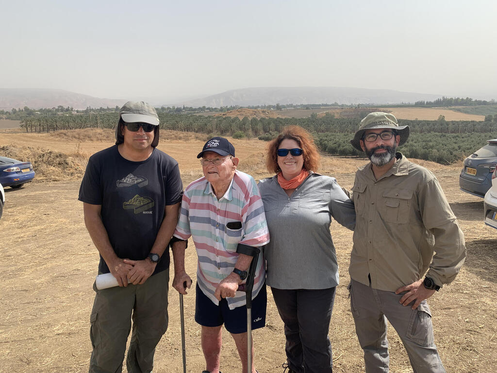 ד"ר אלון ברש, פרופ' מרים בלמקר, איזי מרימסקי שגילה את האתר הקדום וד"ר עומר ברזילי (צילום: אוניברסיטת בר-אילן) ד"ר אלון ברש, פרופ' מרים בלמקר, איזי מרימסקי שגילה את האתר הקדום וד"ר עומר ברזילי