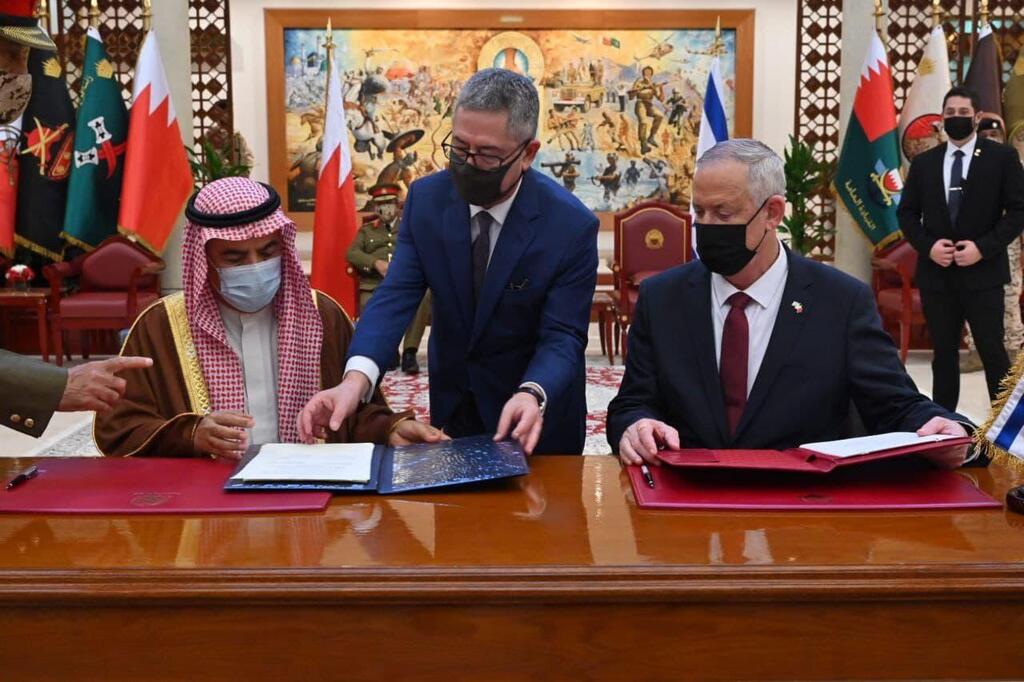גנץ במהלך ביקורו בתחילת בחודש בממלכה. הסכם ביטחוני פומבי בצל החשש מאיראן (צילום: אריאל חרמוני, משרד הביטחון) החתימה על ההסכם הביטחוני עם שר ההגנה הבחרייני