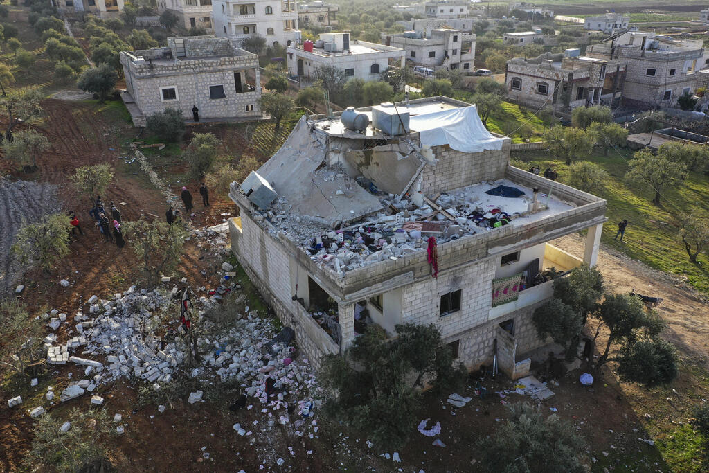 עם מסוקים ומל"טים. הבית שעליו פשט הקומנדו האמריקני (צילום: AP) ביתו של אבו איברהים אל-האשימי אל-קורייש