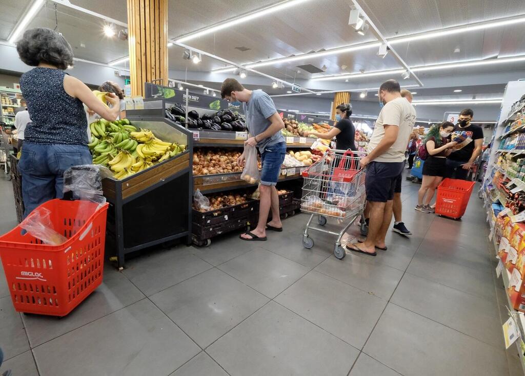 Israelis grocery shopping at a central Israel supermarket (Photo: Shaul Golan) קונים בסופרמרקט