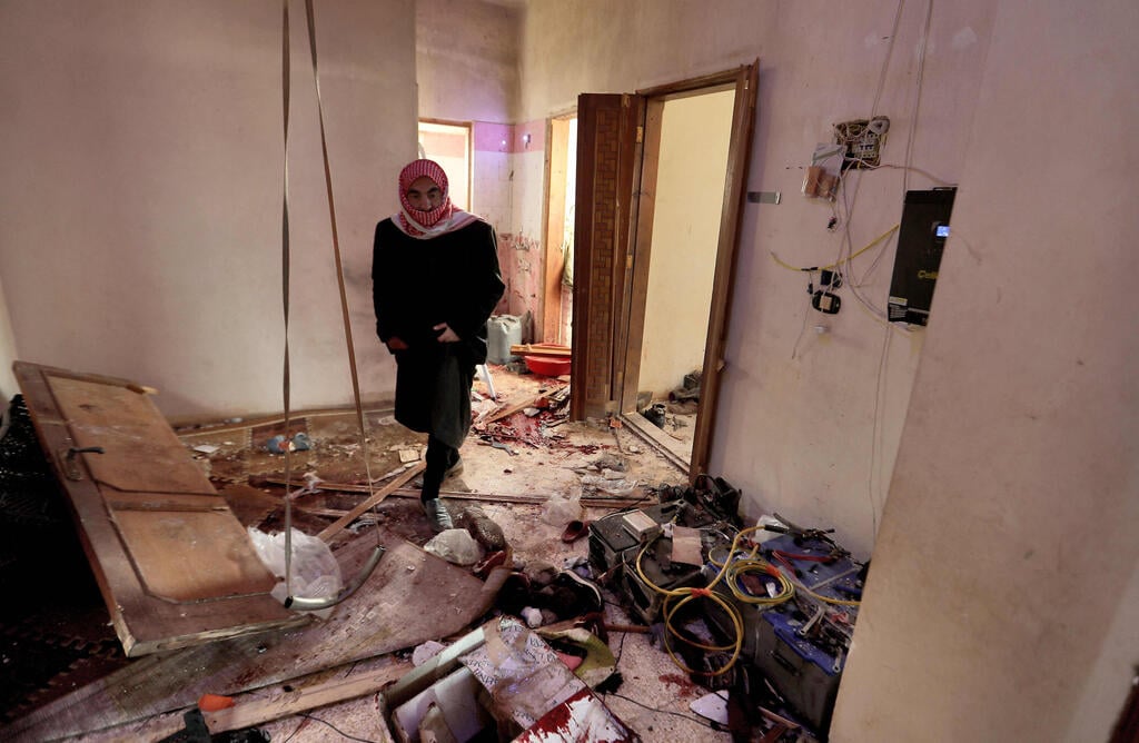 הנזק בתוך הבית, הבוקר באידליב (צילום: AFP ) סוריה מבצע כוחות מיוחדים אמריקאים הריסות